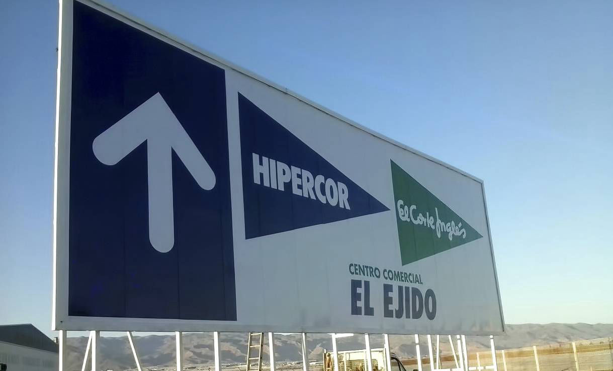 Valla publicitaria de alta calidad, resistente y diseñada para maximizar la visibilidad de la marca.