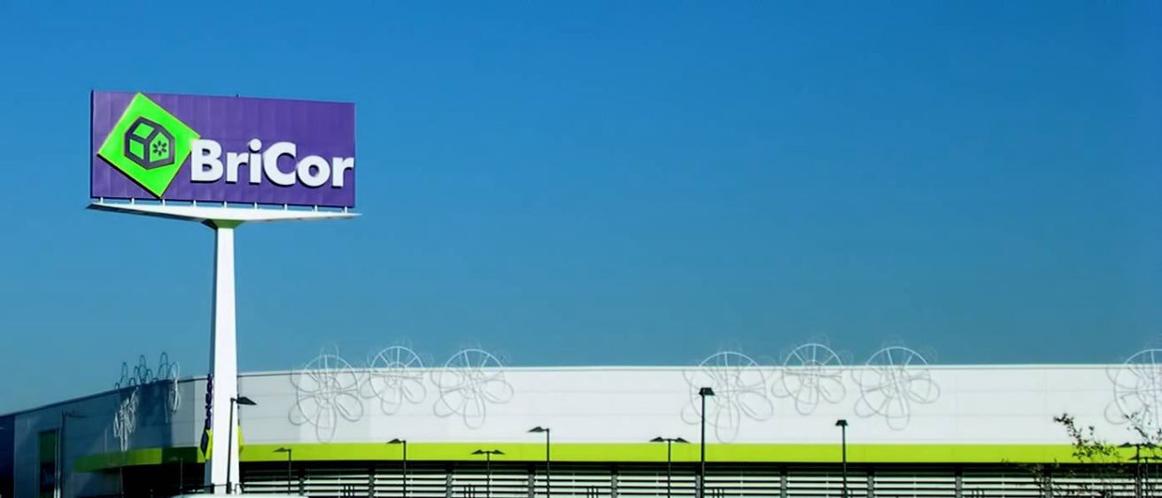 Cartel corpóreo con diseño personalizado y acabado en volumen para una identidad visual destacada.