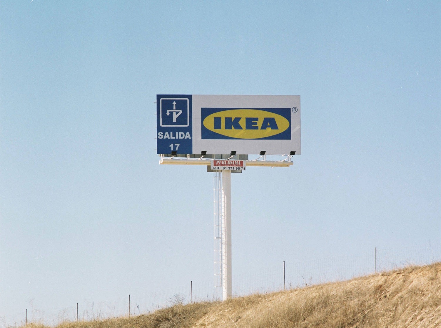 Monoposte publicitario de gran formato con señalización de salida y publicidad de IKEA, diseñado para máxima visibilidad en carretera.