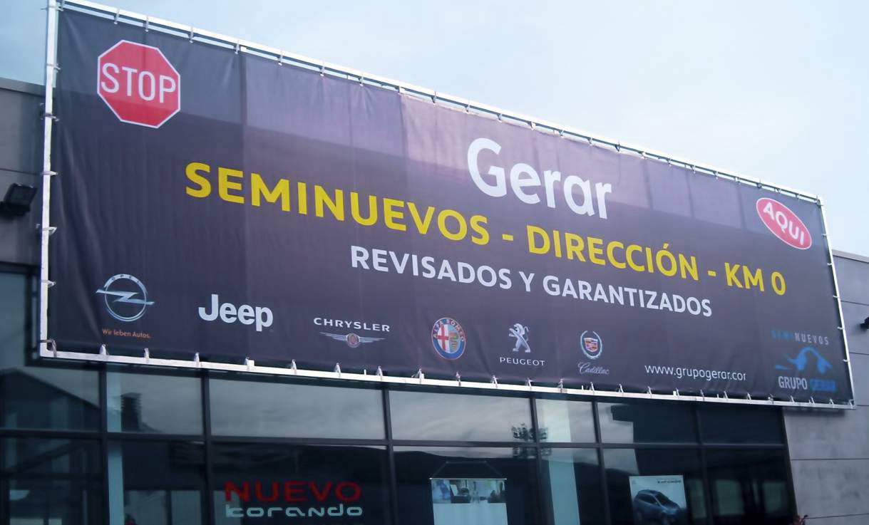 Lona publicitaria de gran formato con impresión de alta calidad, resistente a la intemperie.