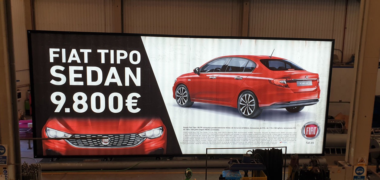 Cartel retroiluminado con tecnología LED para máxima visibilidad tanto de día como de noche.