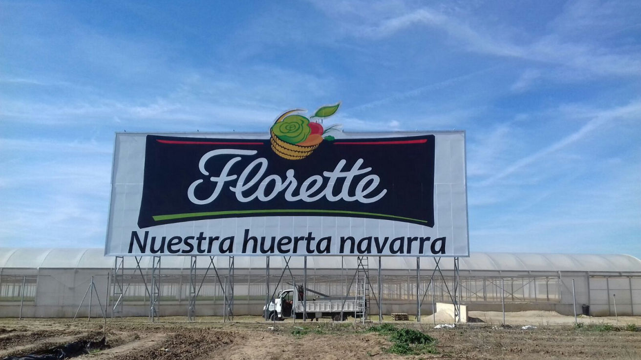 Cartel corpóreo con diseño personalizado y acabado en volumen para una identidad visual destacada.