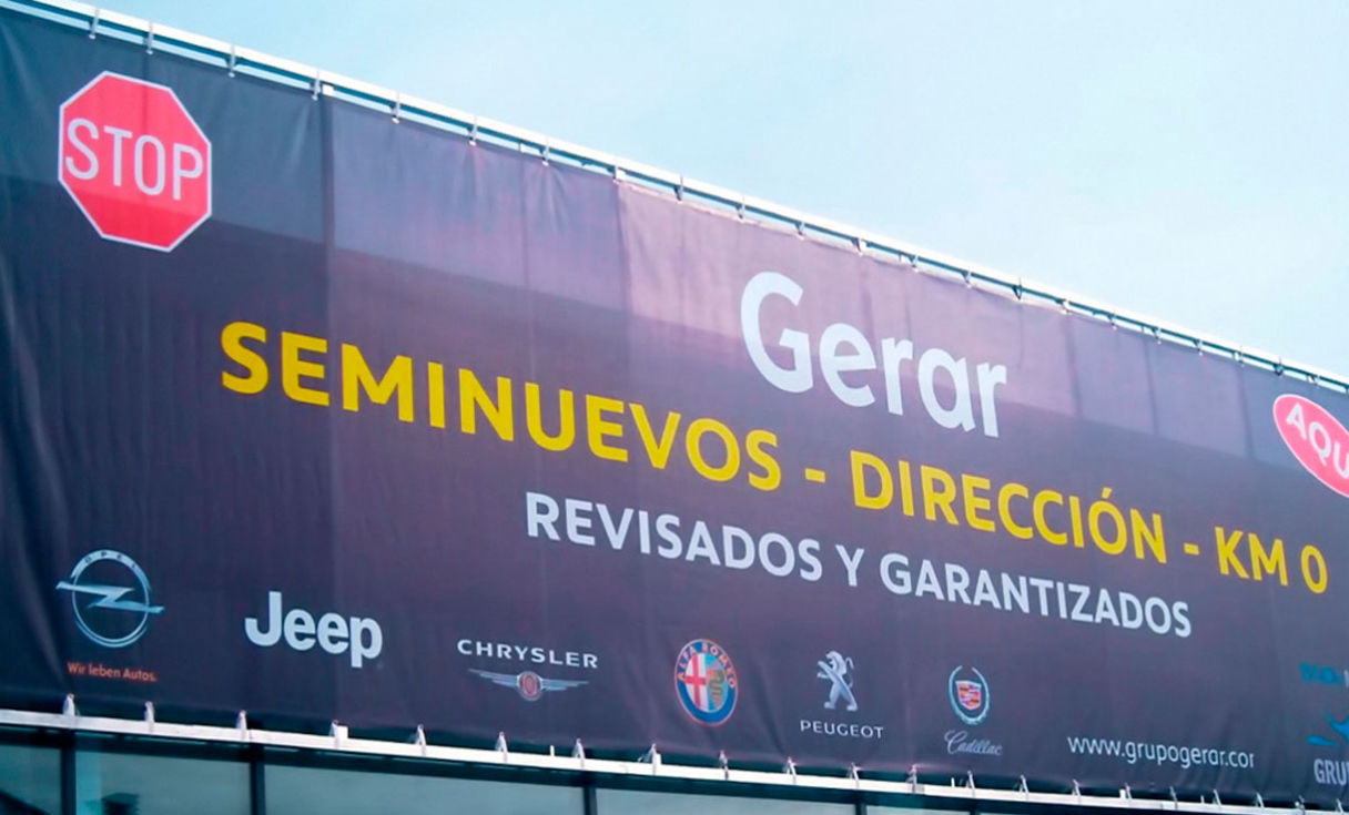 "Lona publicitaria de gran formato con impresión de alta calidad, resistente a la intemperie.