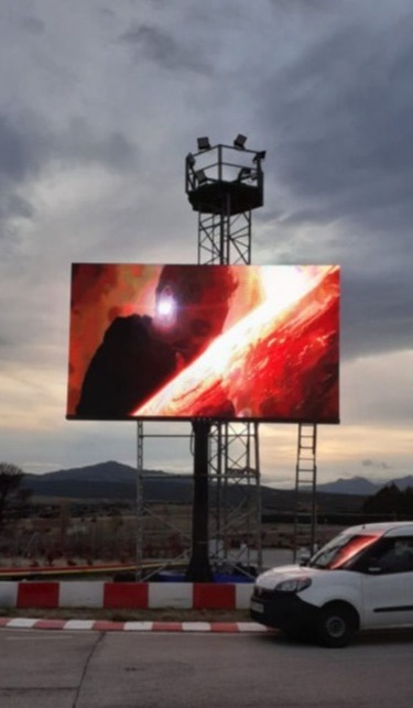 Cartel retroiluminado con tecnología LED para máxima visibilidad tanto de día como de noche.