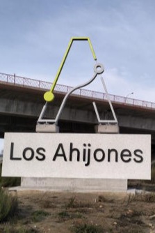 Cartel corpóreo con diseño personalizado y acabado en volumen para una identidad visual destacada.