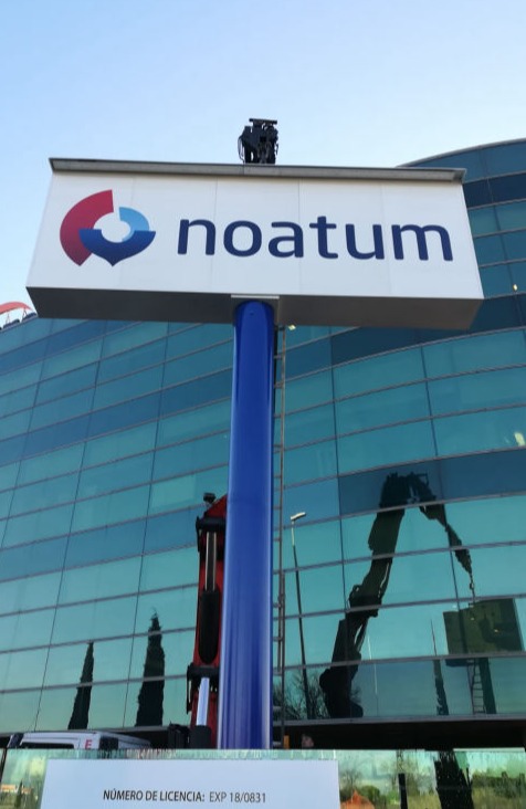 Cartel retroiluminado con tecnología LED para máxima visibilidad tanto de día como de noche.