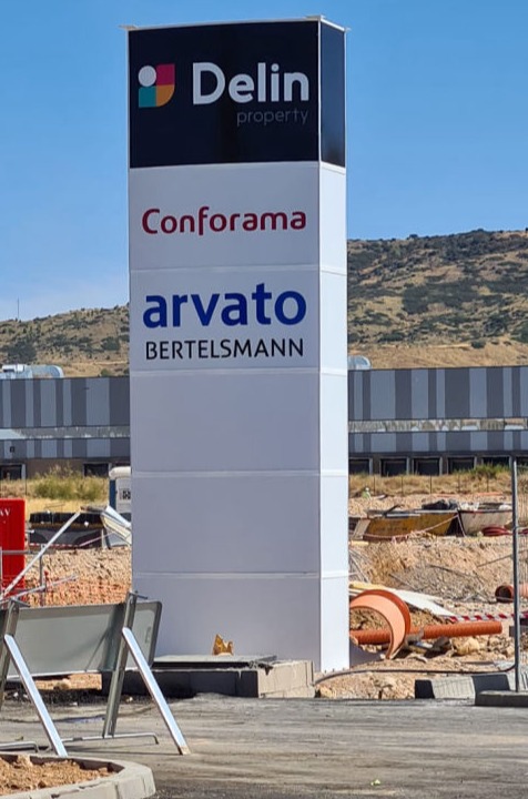 Cartel retroiluminado con tecnología LED para máxima visibilidad tanto de día como de noche.