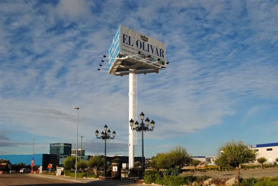 Poste publicitario robusto con estructura resistente, ideal para señalización y publicidad en altura.