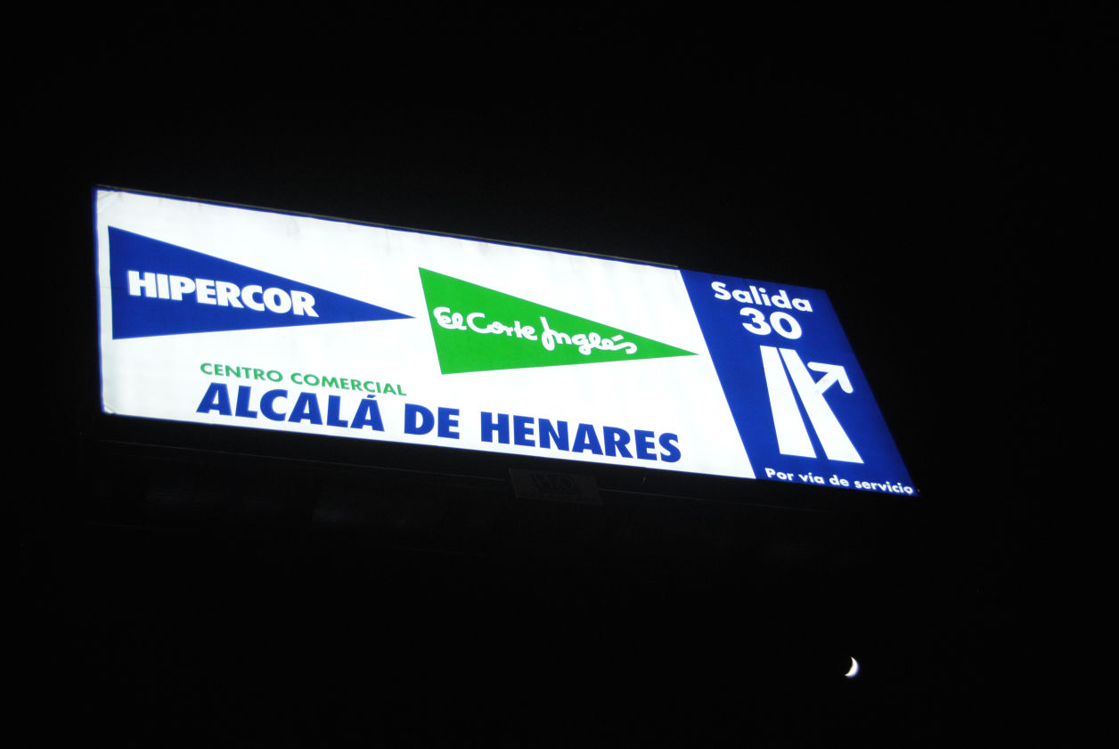 Cartel retroiluminado con tecnología LED para máxima visibilidad tanto de día como de noche es la identidad del centro comercial Corte Inglés.