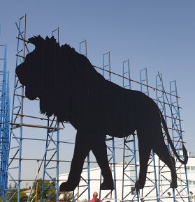 Cartel corpóreo con diseño personalizado y acabado en volumen para una identidad visual destacada del rey león cuya figura recortada en negro denota grandeza.