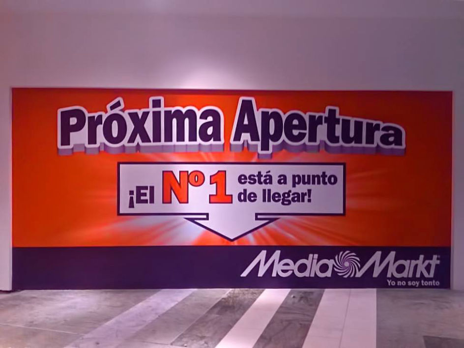 Lona publicitaria de gran formato con impresión de alta calidad, resistente a la intemperie.
